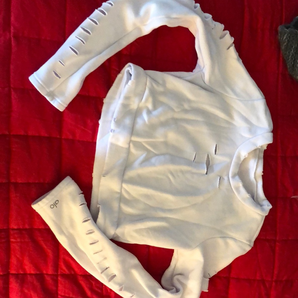 White small sweatshirt crop